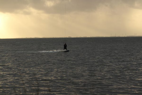 Prachtig lichtinval tijdens het kitesurfen